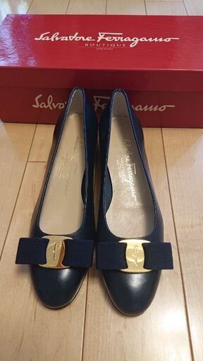 【新品】フェラガモ　ヴァラ　NAVY　４1/2C