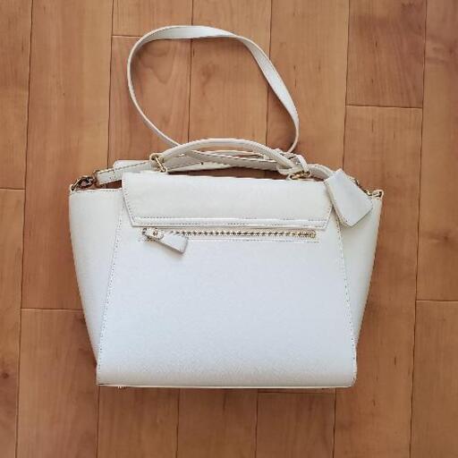 サマンサ・ベガの白いツーウエイバッグ チャーム付き | noonanwaste.com