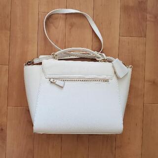 サマンサ・ベガの白いツーウエイバッグ チャーム付き