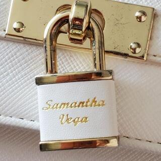 サマンサ・ベガの白いツーウエイバッグ チャーム付き