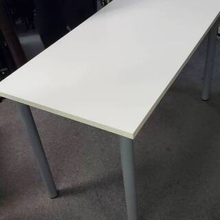 組み立て式 テーブル　IKEAに似ています。