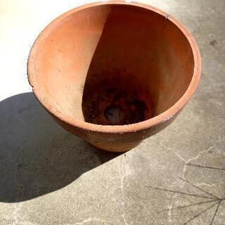 茶色の陶器　植木鉢