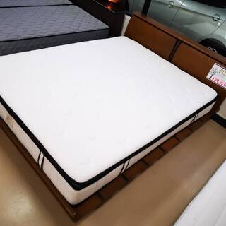 真っ白なマットレス　上等ベッドです。