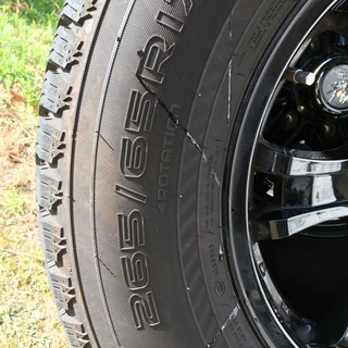 売約済み:スタッドレスタイヤホイールセット、ランクルプラド265/65R17