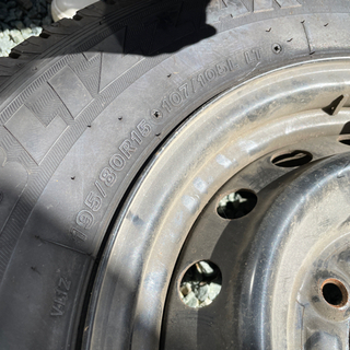 スタッドレスタイヤ　ハイエース　ブリヂストン　ブリザック