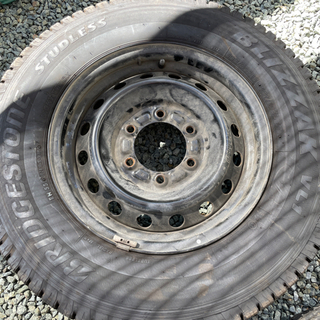 スタッドレスタイヤ　ハイエース　ブリヂストン　ブリザック