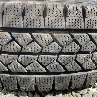 スタッドレスタイヤ　ハイエース　ブリヂストン　ブリザック