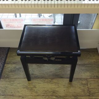 中古　ラック式ピアノ椅子　黒艶あり直脚　座面は赤茶系