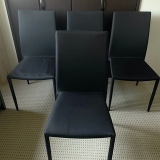 黒色のスタッキングできる椅子、4脚まとめてです。