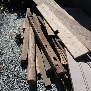 小屋に長年眠っていた角材、丸太、板です。昭和42年に解体した建物...