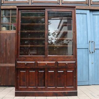 北海道民芸家具(HOKUMIN)のカバ無垢材を使用した、食器棚です