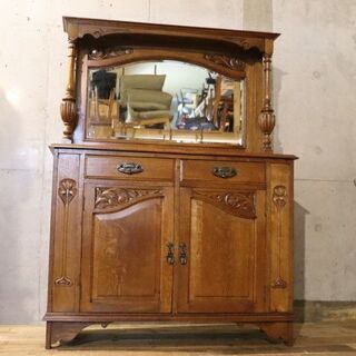 英国アンティークのサイドボードです。オーク材のナチュラルな雰囲気とボタニカルモチーフのクラシックなデザインは優雅で上品。リビングボードやドレッサー、店舗什器としてもおすすめです。BI428