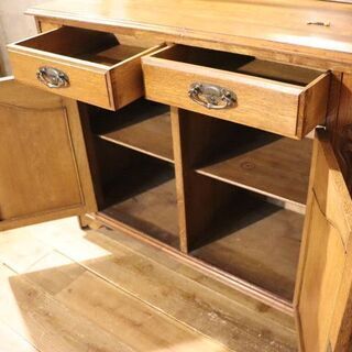 英国アンティークのサイドボードです。オーク材のナチュラルな雰囲気とボタニカルモチーフのクラシックなデザインは優雅で上品。リビングボードやドレッサー、店舗什器としてもおすすめです。BI428