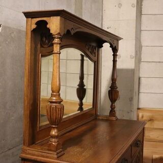 英国アンティークのサイドボードです。オーク材のナチュラルな雰囲気とボタニカルモチーフのクラシックなデザインは優雅で上品。リビングボードやドレッサー、店舗什器としてもおすすめです。BI428