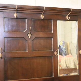 英国アンティークのホールスタンドです。一台で傘立て・ステッキホルダー・帽子掛け・カバン掛け・玄関収納になる優れもの！ミラー付きでお出かけ前の身だしなみチェックも出来るうえに玄関が華やかに。BI429