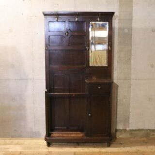 英国アンティークのホールスタンドです。一台で傘立て・ステッキホルダー・帽子掛け・カバン掛け・玄関収納になる優れもの！ミラー付きでお出かけ前の身だしなみチェックも出来るうえに玄関が華やかに。BI429