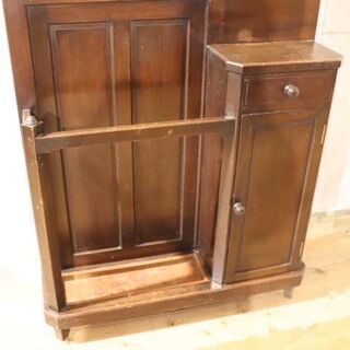 英国アンティークのホールスタンドです。一台で傘立て・ステッキホルダー・帽子掛け・カバン掛け・玄関収納になる優れもの！ミラー付きでお出かけ前の身だしなみチェックも出来るうえに玄関が華やかに。BI429