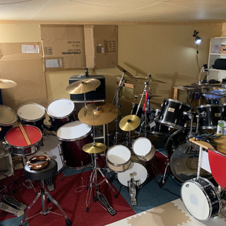 ドラム、各種楽器、私設スタジオ