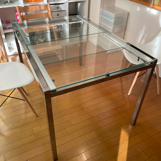 IKEAで購入したガラステーブル 伸長式