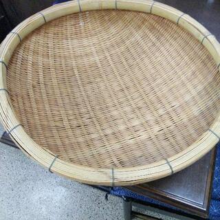 大きな竹で編んだざるです