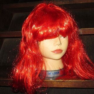 赤い髪のカツラ