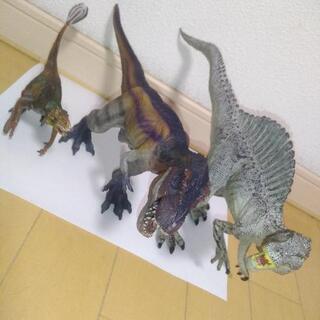 恐竜フィギュア３つ　（中古品）