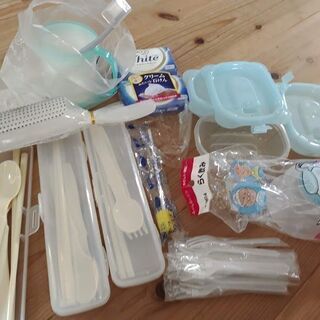 歯ブラシとコップ、石鹸、ブラシ、携帯用お箸スプーンフォーク３セッ...