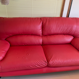 赤いソファー無料にします😊時間変更しました。