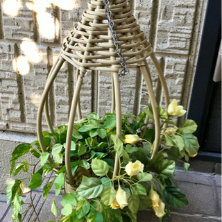 吊り下げられる　造花のオブジェ