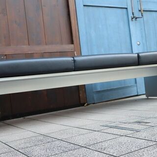 Cassina ixc.(カッシーナ イクスシー) デヴィッド・チッパーフィールド デザインのAIR FRAME(エアフレーム) 3001 本革 3人掛けベンチ。レザー×アルミがモダンでスタイリッシュBJ105
