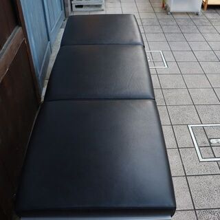 Cassina ixc.(カッシーナ イクスシー) デヴィッド・チッパーフィールド デザインのAIR FRAME(エアフレーム) 3001 本革 3人掛けベンチ。レザー×アルミがモダンでスタイリッシュBJ105