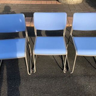 青い椅子　３つ