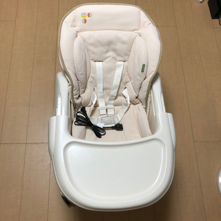 【商談中】チャイルドシート、電動ハイローチェア　２点セット10000円でお売りします。 商談中】チャイルドシート、電動ハイローチェア 2点セット10000円でお