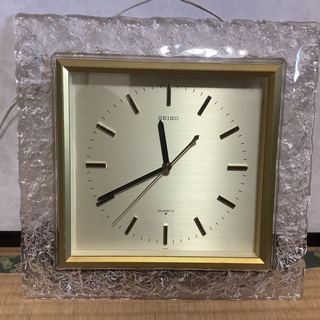 SEIKOの掛け時計です。縁がガラスでおしゃれですよ。