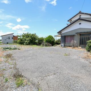 『広め240坪の土地。お庭、駐車スペースの確保も容易。近隣に商業...