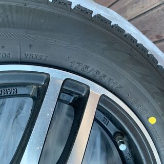 新品アルミホイル付きアクアスタッドレスタイヤセット