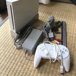 Wii 本体とコードのみ