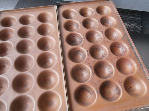 ☆中古品 業務用 タコ焼き器 LPガス（プロパン） 3連 銅板 穴直径4.5mm 54穴 たこ焼き器 動作問題なし☆ ☆中古品 業務用 タコ焼き器 LPガス（プロパン） 3連 銅板 穴直径4.5mm