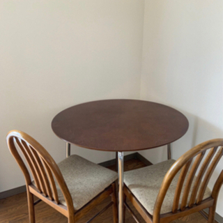 丸いテーブルと椅子セット