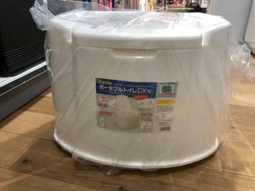 未使用品　Famie   ポータブルトイレDX   抗菌加工　ホワイト　サイドポケット付　お手入れ簡単　現品限り