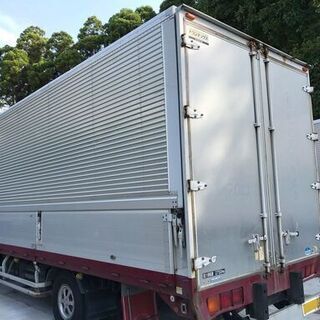 中型トラックのコンテナ【倉庫/ガレージ/作業場/改造】(外寸長740cm)