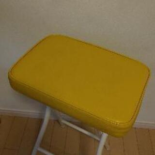 黄色の折り畳みのできる簡易椅子【お譲り先決まりました】