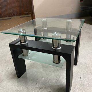 約50センチ×50センチの正方形ガラステーブル