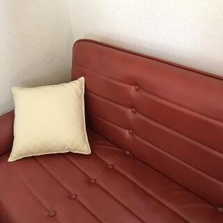 赤の皮のソファベッドとテーブルセット