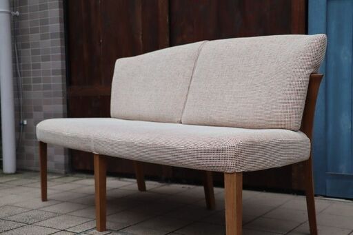 karimoku(カリモク家具)の2人掛けの長椅子です。シンプルなデザインにオーク無垢材のフレームとミックスカラーの生地で北欧スタイルなどにぴったり！広い座面でゆったりくつろげるベンチです♪BJ119