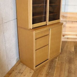 karimoku(カリモク家具)のナチュラルスタンダードモダンシリーズのオーク材食器棚 ET3410MEです。シンプルでスッキリとしたフォルムは北欧スタイルやナチュラルテイストインテリアにもおすすめ！BJ131