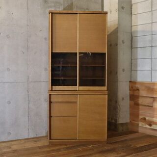 karimoku(カリモク家具)のナチュラルスタンダードモダンシリーズのオーク材食器棚 ET3410MEです。シンプルでスッキリとしたフォルムは北欧スタイルやナチュラルテイストインテリアにもおすすめ！BJ131