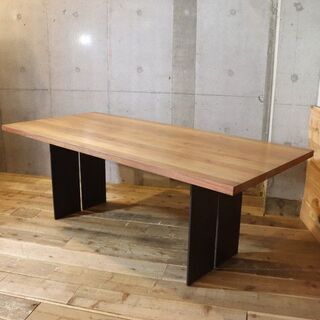 arflex(アルフレックス) Riva 1920(リーヴァ)のNATURA(ナチュラ)ウォールナット材 ダイニングテーブル200。天然木の天板とスチール製の脚がシンプルでありながらスタイリッシュにBJ134