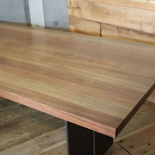 arflex(アルフレックス) Riva 1920(リーヴァ)のNATURA(ナチュラ)ウォールナット材 ダイニングテーブル200。天然木の天板とスチール製の脚がシンプルでありながらスタイリッシュにBJ134