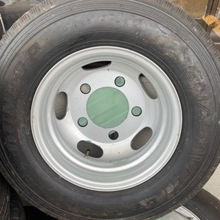 3トンダンプのタイヤ　7本セット